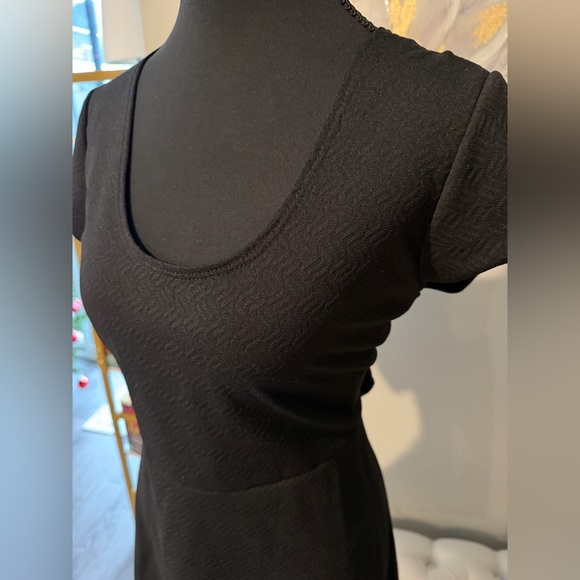 Elegant Black Mini Dress with Bow Detail size Large-XL - Picture 3 of 3